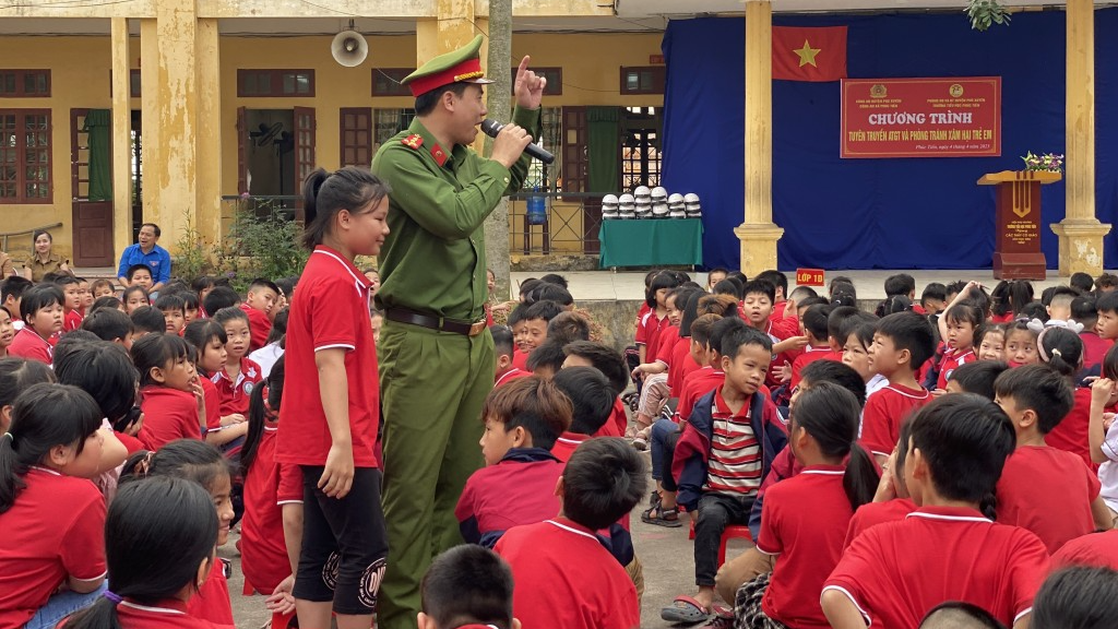Đại úy Lương Văn Kiên tuyên truyền an toàn giao thông cho các em học sinh 