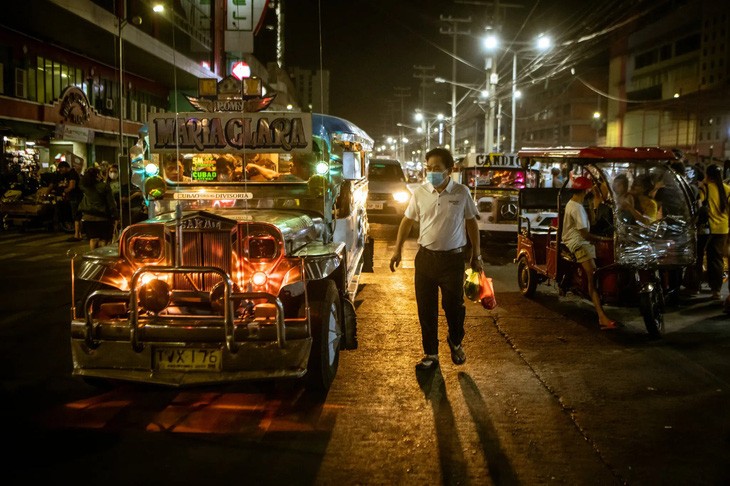 Jeepney chạy bằng dầu diesel, một trong những loại nhiên liệu ô nhiễm nhất hiện tại (Ảnh: The New York Times)