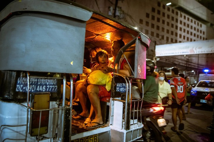 Những hành khách bên trong chiếc xe jeepney (Ảnh: 