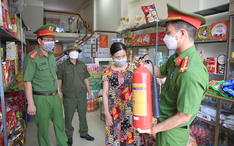 Lực lượng chức năng kiểm tra thiết bị chữa cháy tại một hộ kinh doanh trên địa bàn xã Vân Phúc (huyện Phúc Thọ)