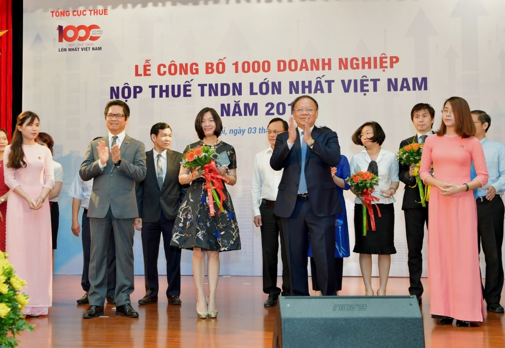 Vietcombank luôn là doanh nghiệp niêm yết nộp thuế lớn nhất trong nhiều năm liên tục. Từ năm 2013 đến 2022, tổng số thuế Vietcombank đã nộp vào Ngân sách Nhà nước là trên 45.400 tỉ đồng