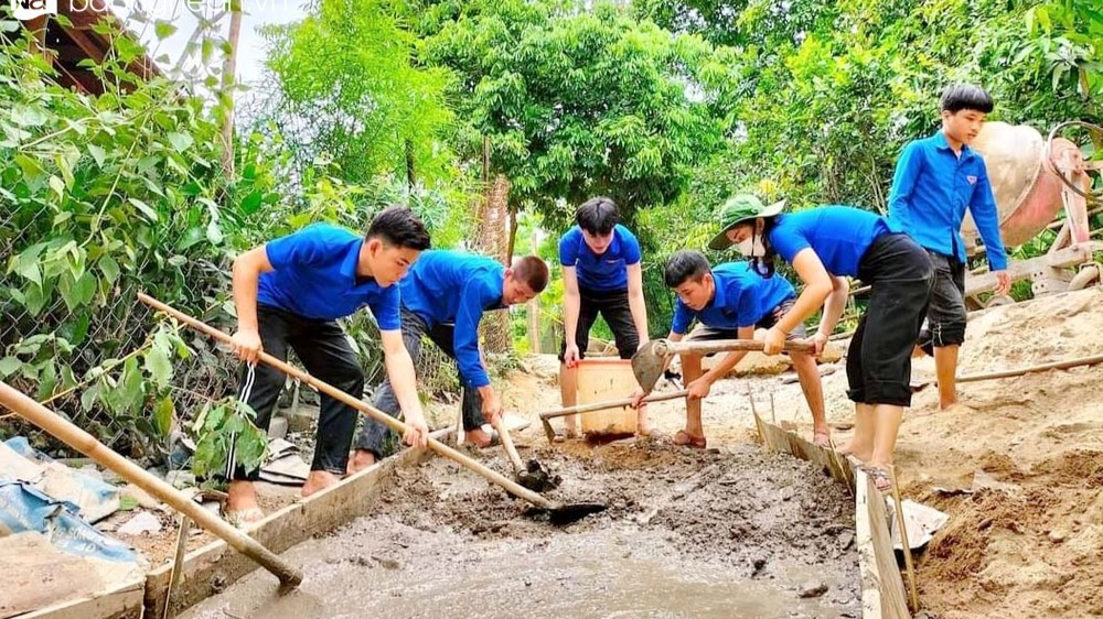 Đài Trang cùng đoàn viên, thanh niên thực hiện công trình thanh niên 