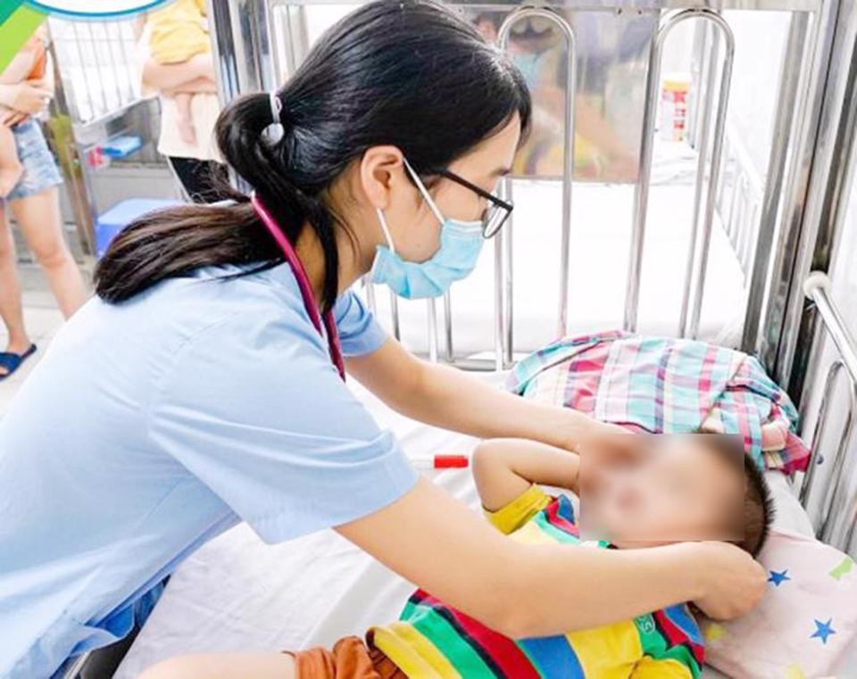 Trẻ nhỏ mắc tay chân miệng điều trị tại Bệnh viện