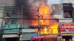 Một người tử vong trong đám cháy gần bến xe Miền Đông