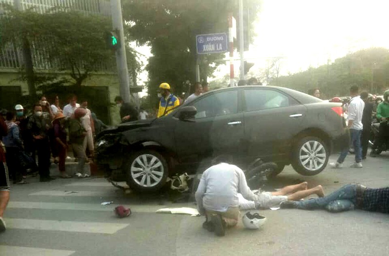 Có phương tiện còn kẹt dưới gầm xe con, nhiều người nằm bất động bên cạnh