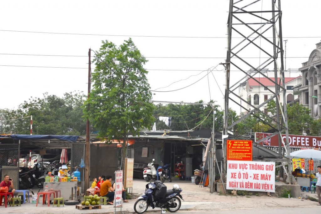 Mặc dù EVNHANOI đã có cảnh báo nhưng hành vi vi phạm an toàn hành lang lưới điện vẫn xảy ra