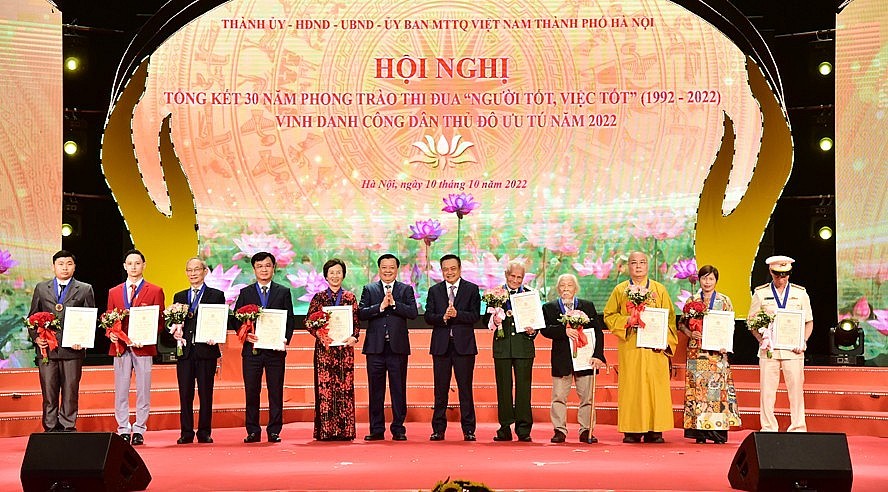 Bí thư Thành ủy Hà Nội Đinh Tiến Dũng và Chủ tịch UBND thành phố Hà Nội Trần Sỹ Thanh trao tặng danh hiệu Công dân Thủ đô ưu tú năm 2022 