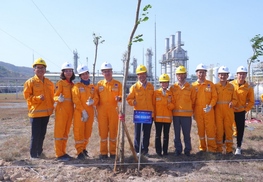 Ban Lãnh đạo Công đoàn KVT tham gia trồng cây