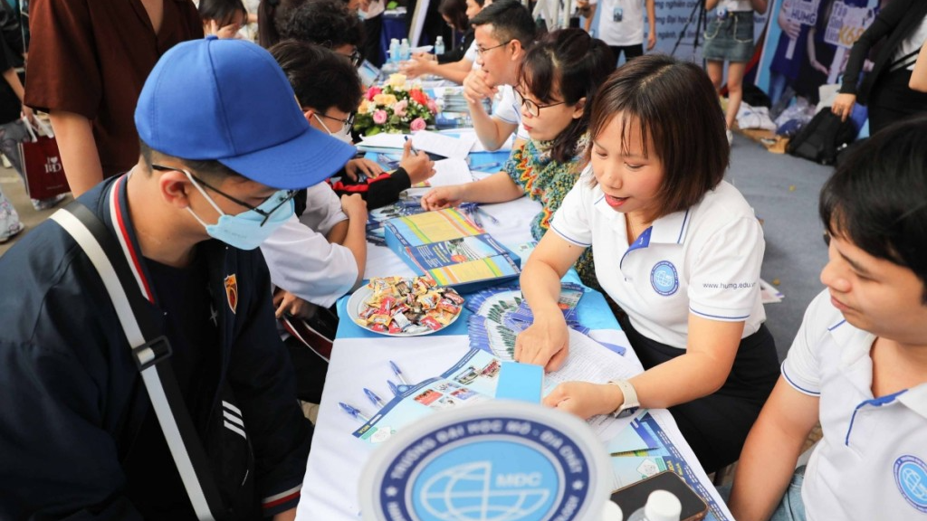 Thí sinh tìm hiểu thông tin về các trường đại học