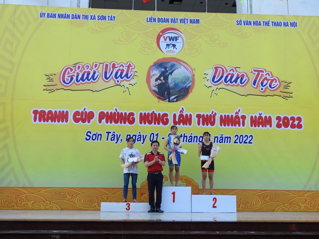 Bí thư Thị uỷ Sơn Tây Trần Anh Tuấn trao giải cho các đô nữ 