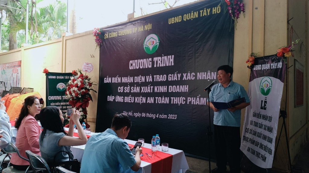 Ông Tịnh - Phó Chủ tịch UBND quận Tây Hồ phát biểu tại buổi lễ