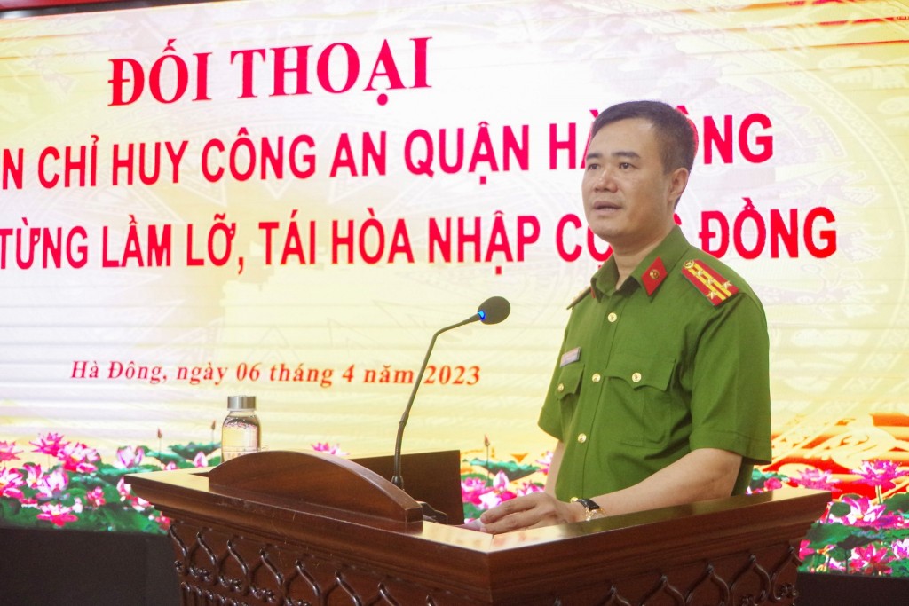 Đại tá Nguyễn Ngọc Quyền phát biểu trong buổi đối thoại