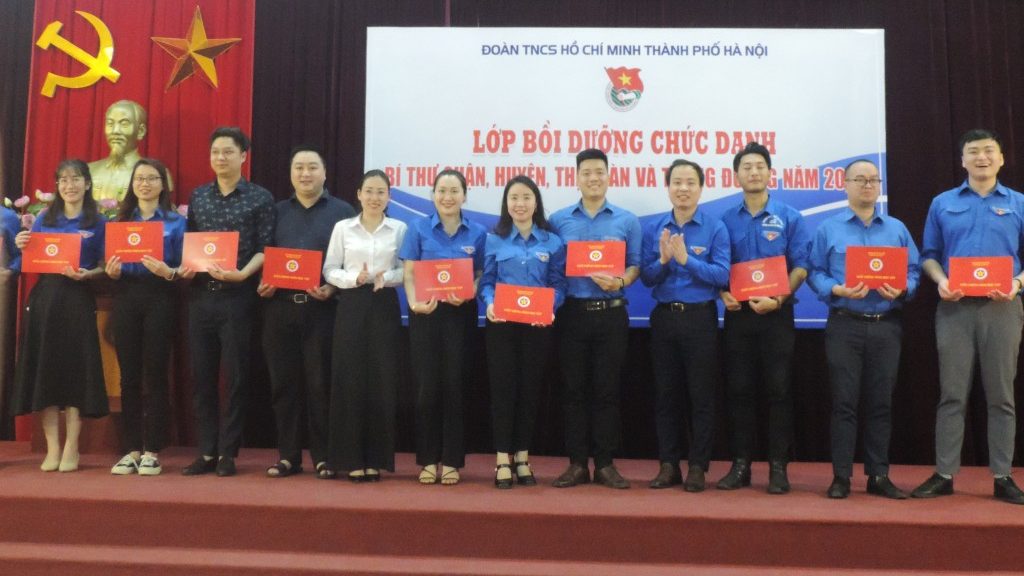 Các học viên được trao chứng nhận hoàn thành lớp học 