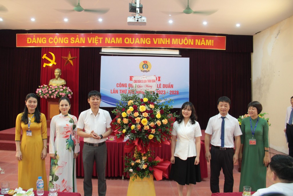 Đồng chíLê Thị Diệp - Ủy viên Ban Thường vụ, Chánh Văn phòng Thành đoàn, Phó Chủ tịch Công đoàn Cơ quan Thành đoàn Hà Nội tặng hoa Ban Chấp hành Công đoàn Trường Lê Duẩn khóa mới, nhiệm kỳ 2023 – 2028