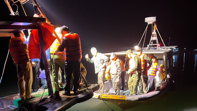 Quảng Ninh: Hơn 36 giờ dốc sức tìm kiếm nạn nhân trên máy bay VN-8560