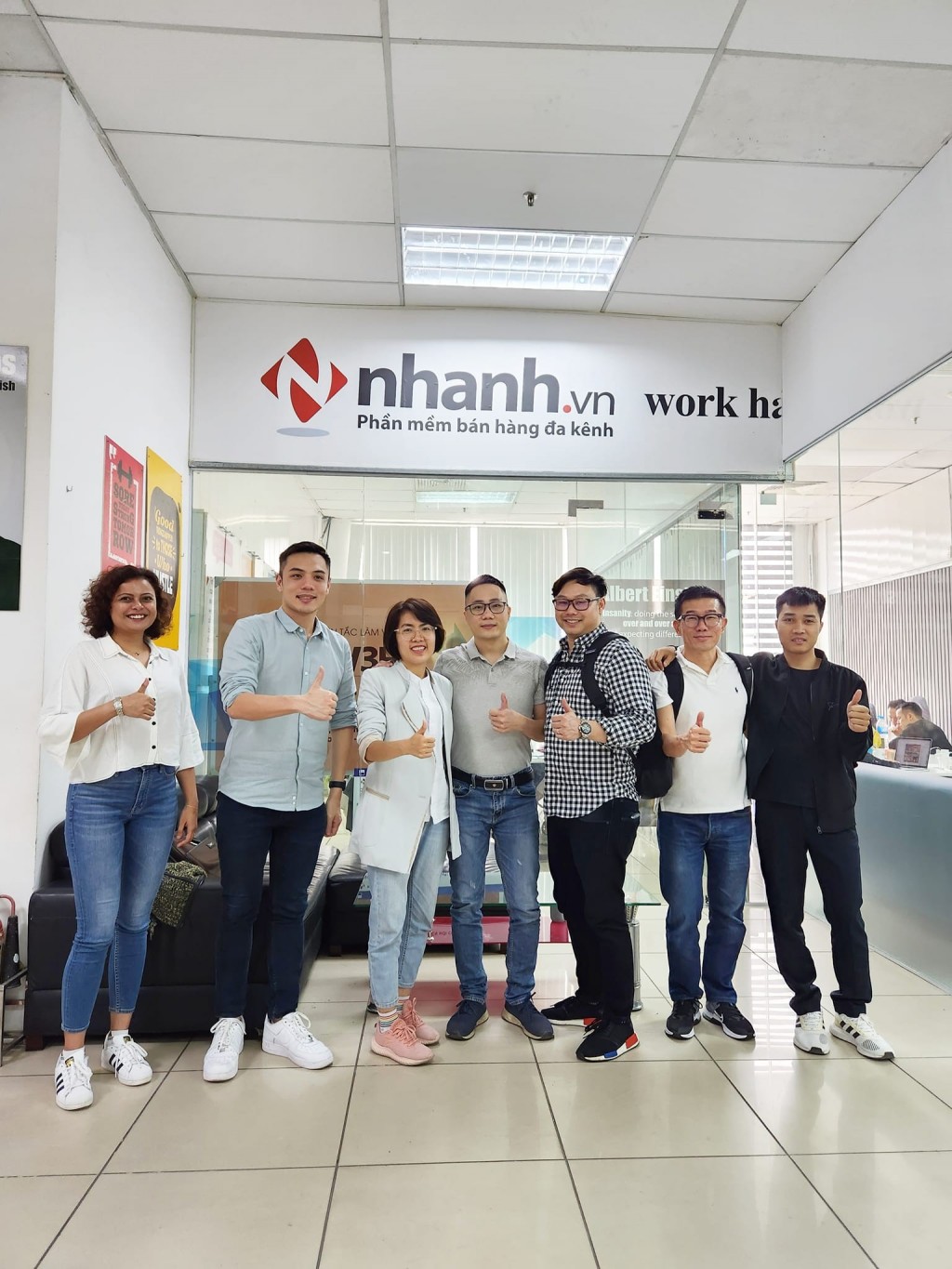 Chị Nguyễn Quỳnh Dương cùng đội ngũ nhân viên cốt cán