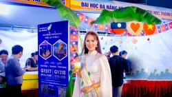 Á hậu Ngọc Thanh nền nã với áo dài Sen dự Tết Lào tại Đà Nẵng