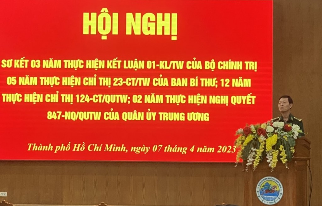 Đại tá Nguyễn Văn Tiến, Phó Chính uỷ Bộ đội Biên phòng TP Hồ Chí Minh phát biểu tại hội nghị