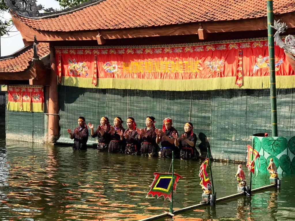 Nghệ nhân biểu diễn rối nước ở Đào Thục