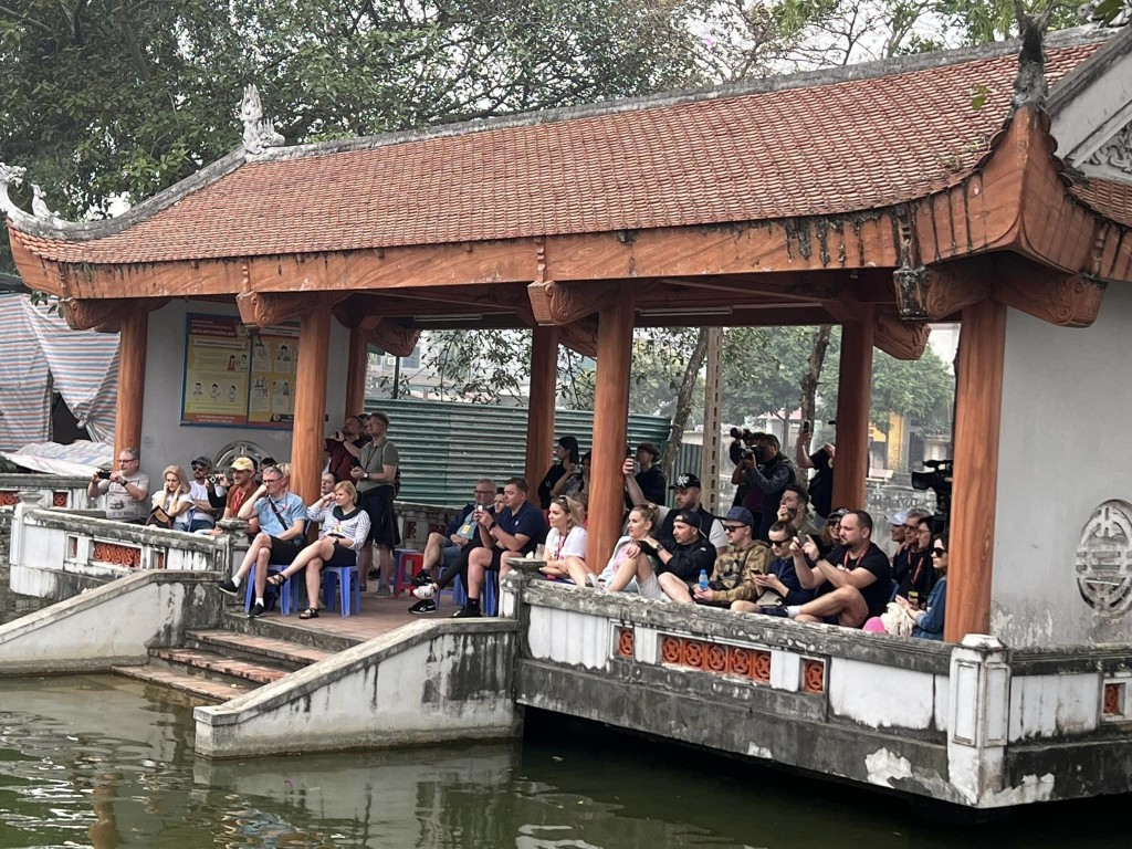 Du khách trong và ngoài nước háo hức xem biểu diễn rối nước