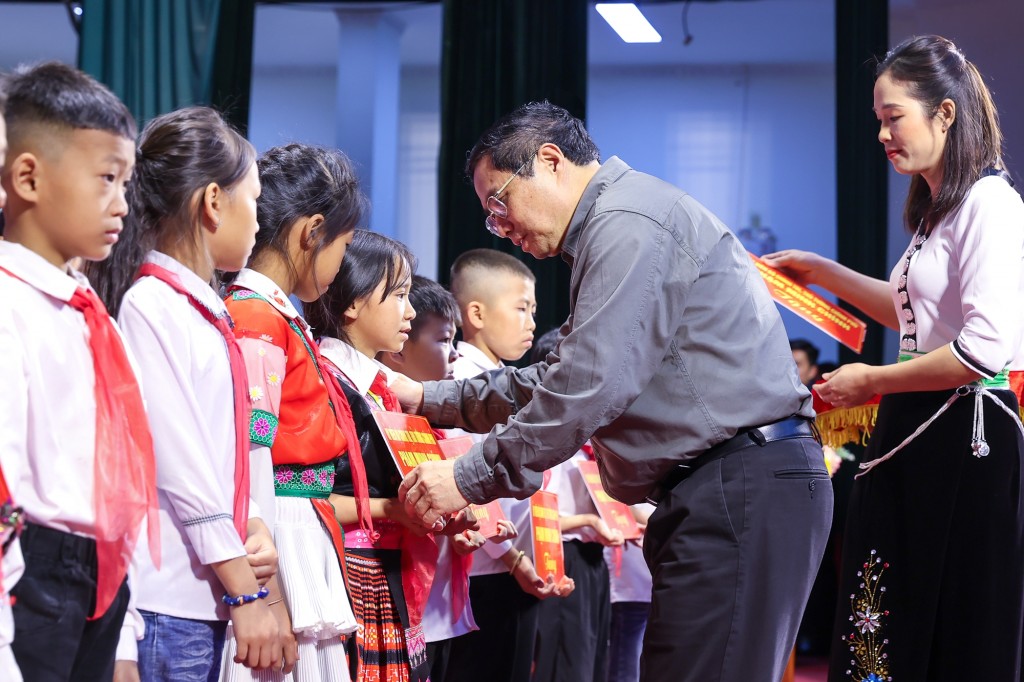 Thủ tướng tặng quà, trao học bổng cho 300 trẻ em của làng trẻ SOS và trẻ em có hoàn cảnh đặc biệt khó khăn trên địa bàn thành phố Điện Biên Phủ và huyện Điện Biên - Ảnh: VGP/Nhật Bắc
