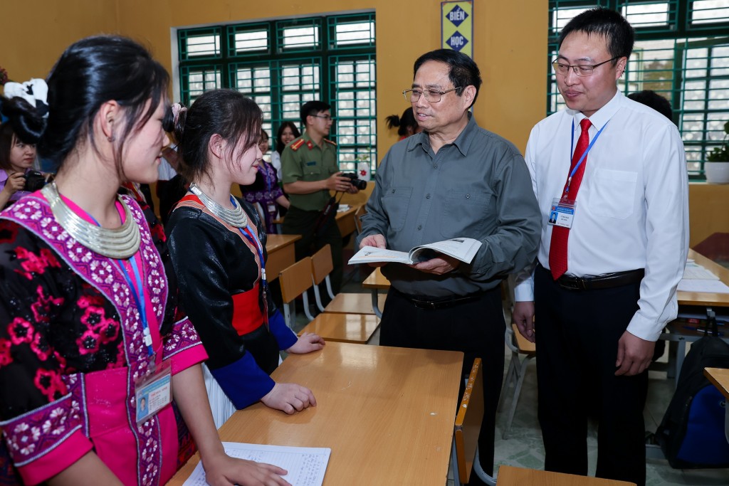 Thủ tướng thăm một lớp học tại Trường Phổ thông Dân tộc Nội trú tỉnh Điện Biên - Ảnh: VGP/Nhật Bắc