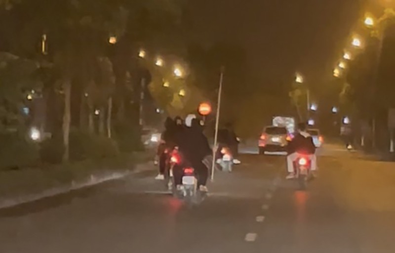 Hình ảnh nhóm đối tượng thanh thiếu niên phóng xe máy, kéo lê hung khí trên đường khiến người dân hoang mang, lo lắng