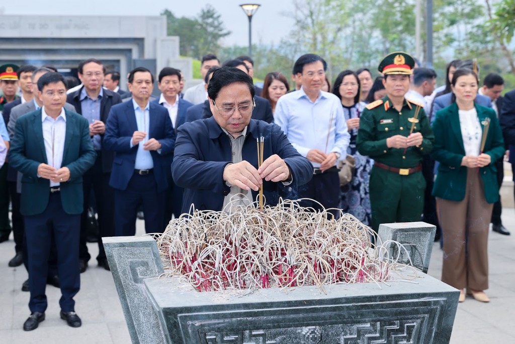 Thủ tướng Phạm Minh Chính và đoàn công tác dâng hương tại Đền thờ Liệt sĩ tại chiến trường Điện Biên Phủ - Ảnh: VGP/Nhật Bắc