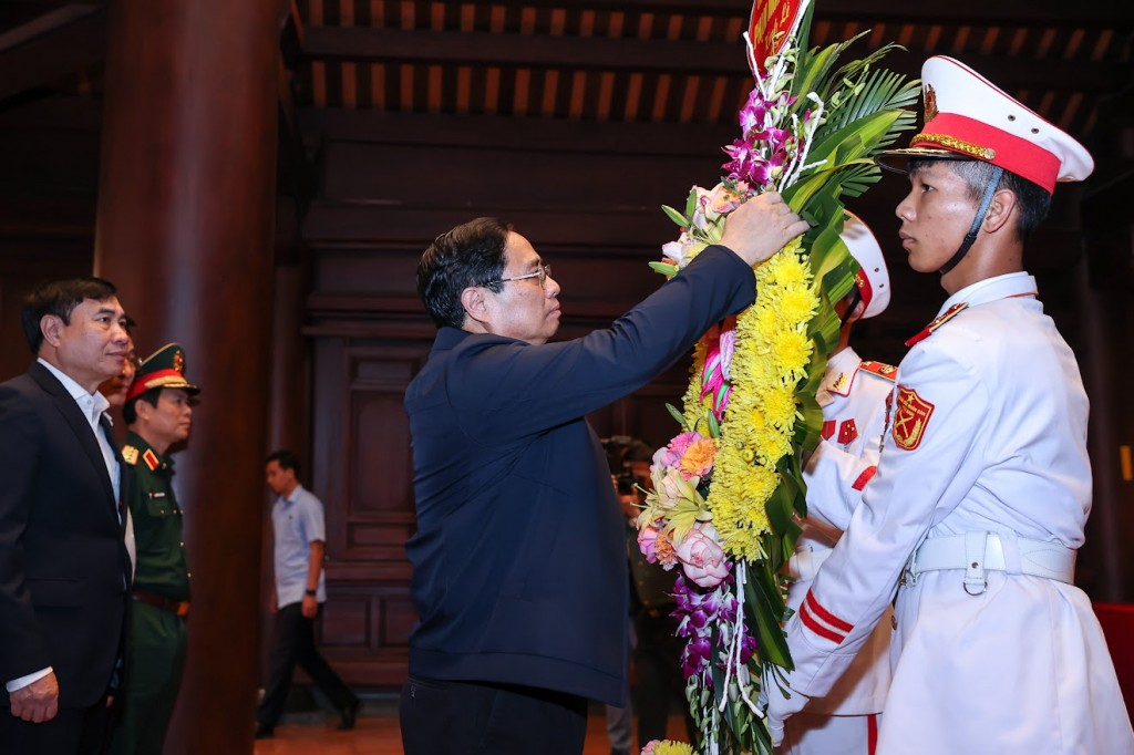 Thủ tướng Phạm Minh Chính dâng hoa tưởng niệm các Anh hùng liệt sĩ tại chiến trường Điện Biên Phủ - Ảnh: VGP/Nhật Bắc