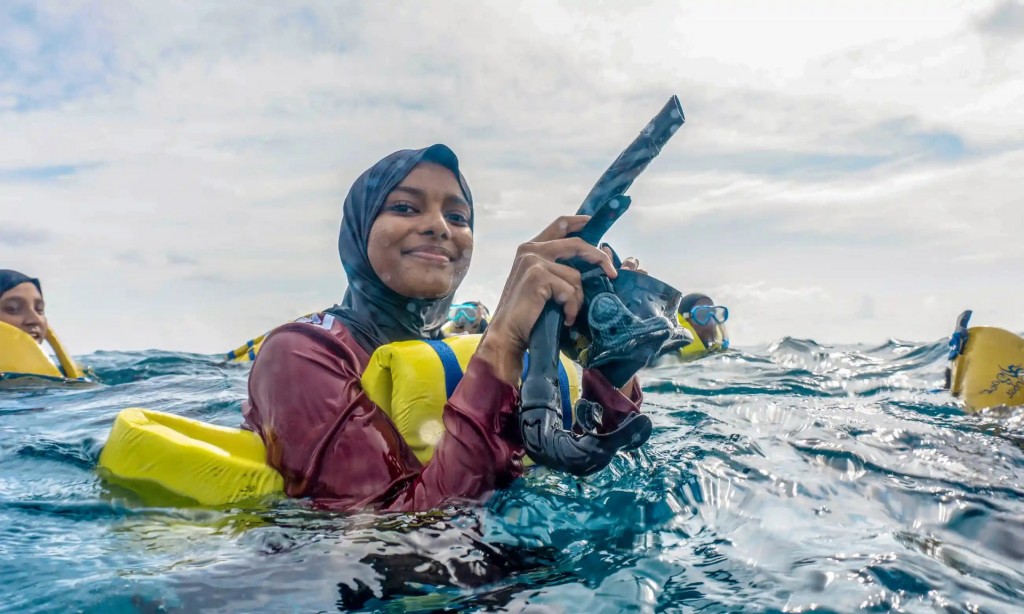  Tại Maldives, giới trẻ thiếu các kỹ năng bơi lội, đặc biệt là các bé gái (Ảnh: Madeline St Clair Baker/Manta Trust)