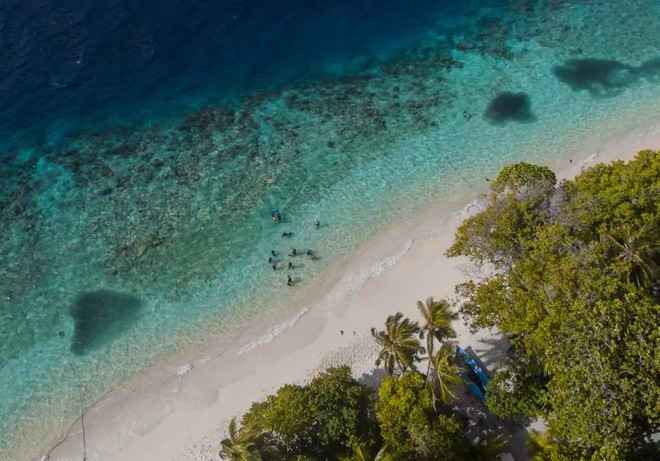 Maldives có 99% là biển (Ảnh: Simon Hilbourne / Manta Trust)