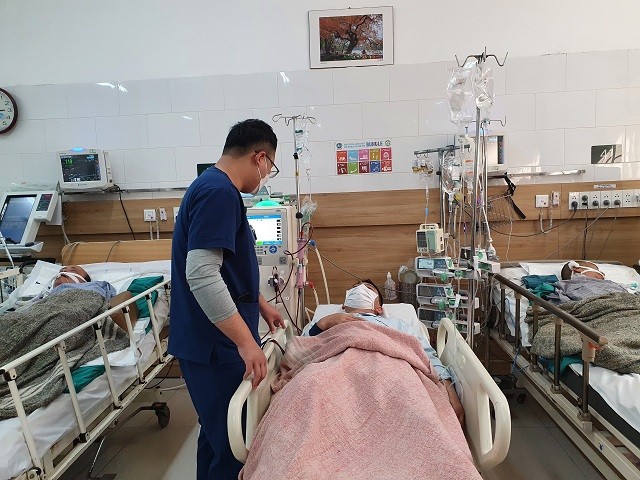Bệnh nhân ngộ độc rượu được điều trị tại Trung tâm Chống độc (Bệnh viện Bạch Mai). Ảnh minh họa