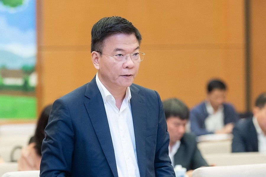 Bộ trưởng Bộ Tư pháp Lê Thành Long báo cáo tại phiên họp