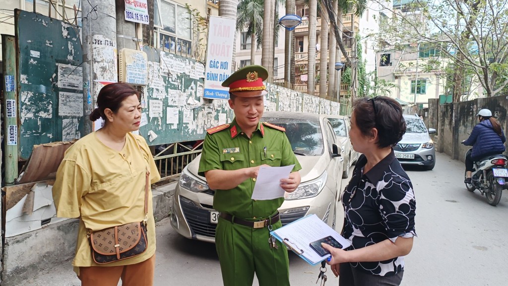 Phó trưởng Công an phường Dịch Vọng trao đổi, hướng dẫn người dân khu phố 16 đảm bảo an ninh trật tự địa bàn