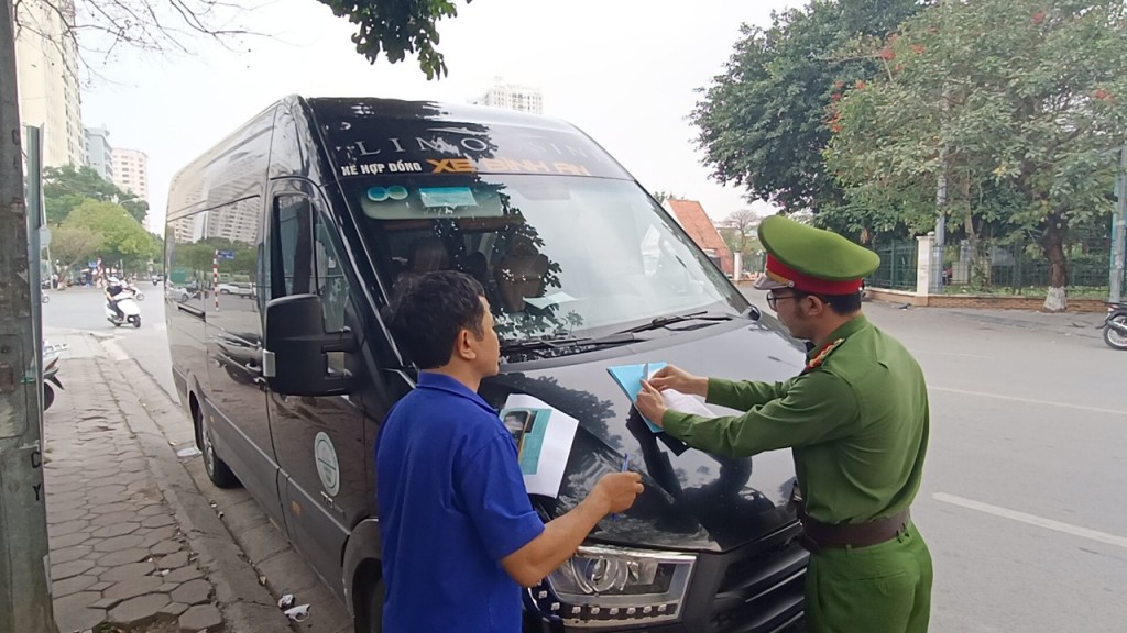 Nhà xe Bình An đón trả khách ở khu vực Công viên Cầu Giấy bị lực lượng Công an phường Dịch Vọng phát hiện, lập biên bản xử lý vi phạm hành chính