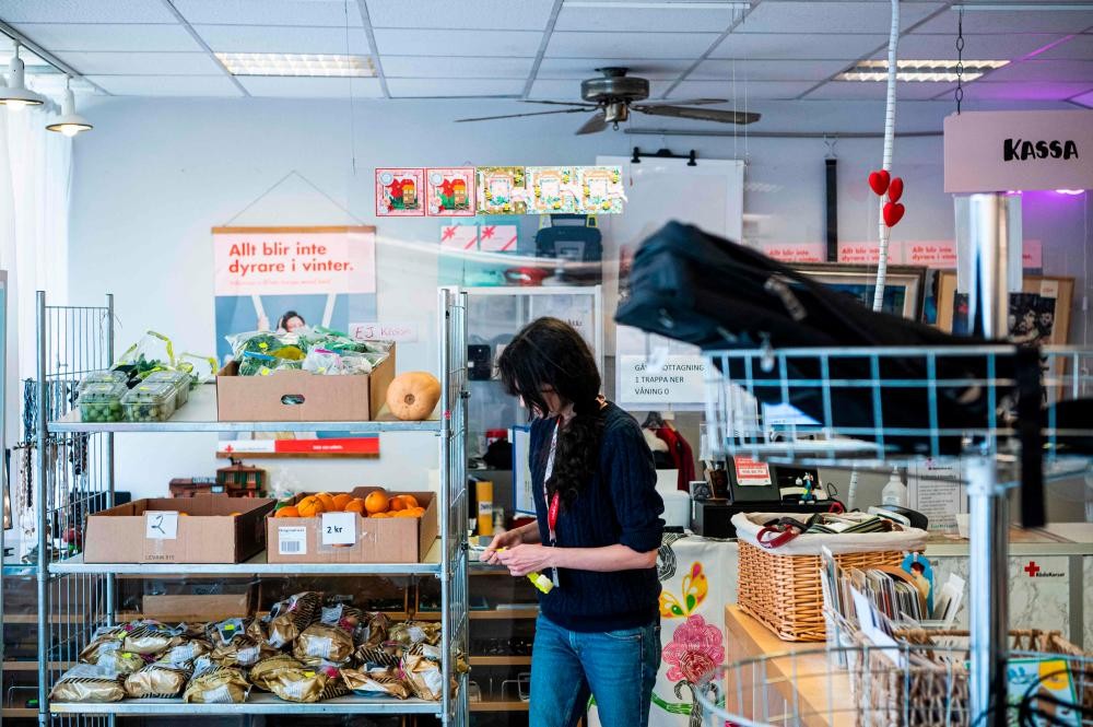 Các mặt hàng thực phẩm được quyên góp từ các siêu thị địa phương để bán với giá giảm tại một chi nhánh của Hội Chữ thập đỏ ngày 14/3 tại Stockholm, Thụy Điển (Ảnh: AFP)