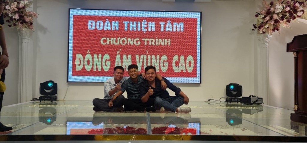 Anh Đoàn cùng những người bạn trong chương trình “Đông ấm vùng cao”