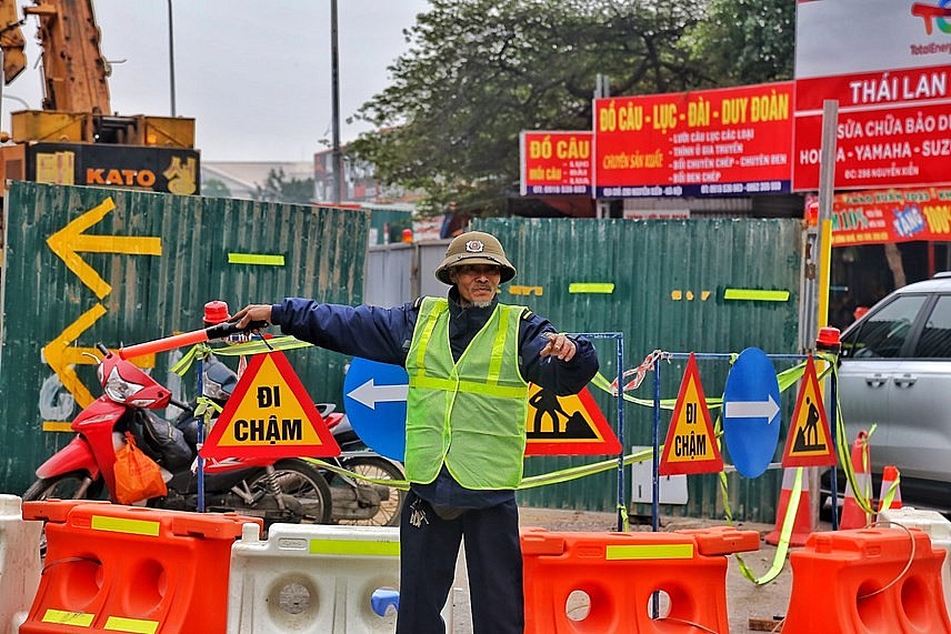 Nhằm giảm tình trạng ùn tắc tại các vị trí hố ga luôn có 1-2 nhân viên túc trực, hỗ trợ phân làn vào giờ cao điểm