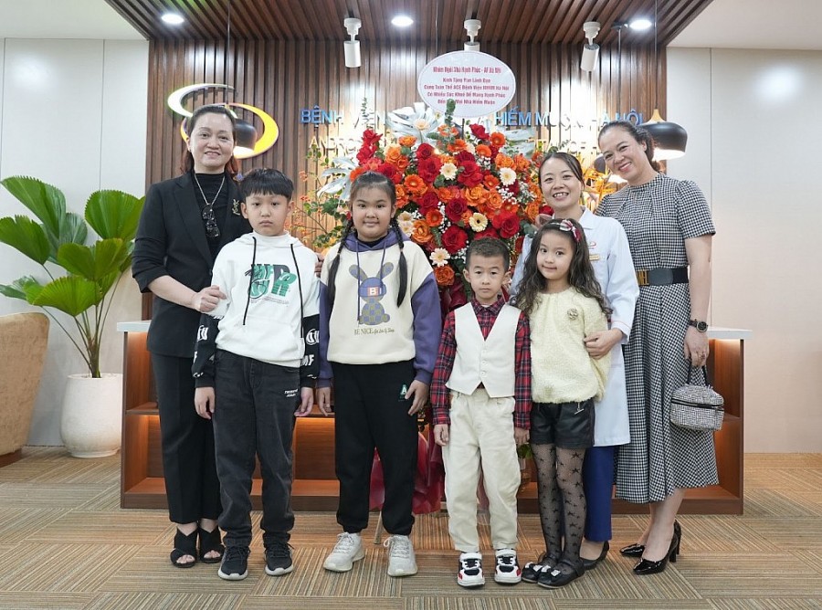 ThS.BS Lê Thị Thu Hiền cùng các Bác sĩ của Bệnh viện chụp ảnh cùng các gia đình đã đón được con yêu nhờ can thiệp các kĩ thuật Hỗ trợ sinh sản hiện đại