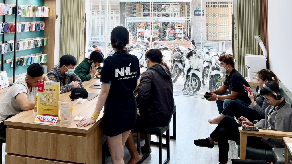 Nhí Store - kênh TikTok triệu view chia sẻ những mẹo chọn điện thoại hữu ích