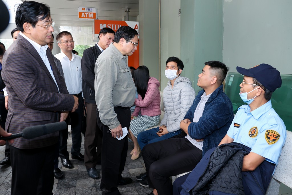 Thủ tướng thăm hỏi người nhà bệnh nhân về tình hình đáp ứng vật tư y tế và thuốc men tại bệnh viện Nhi Trung ương- Ảnh: VGP/Nhật Bắc
