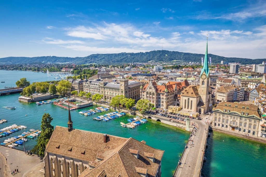 Thành phố Zurich đặc trưng với cảnh quan sông hồ và cây xanh cùng bề dày văn hóa luôn là điểm đến mơ ước của giới thượng lưu trên thế giới