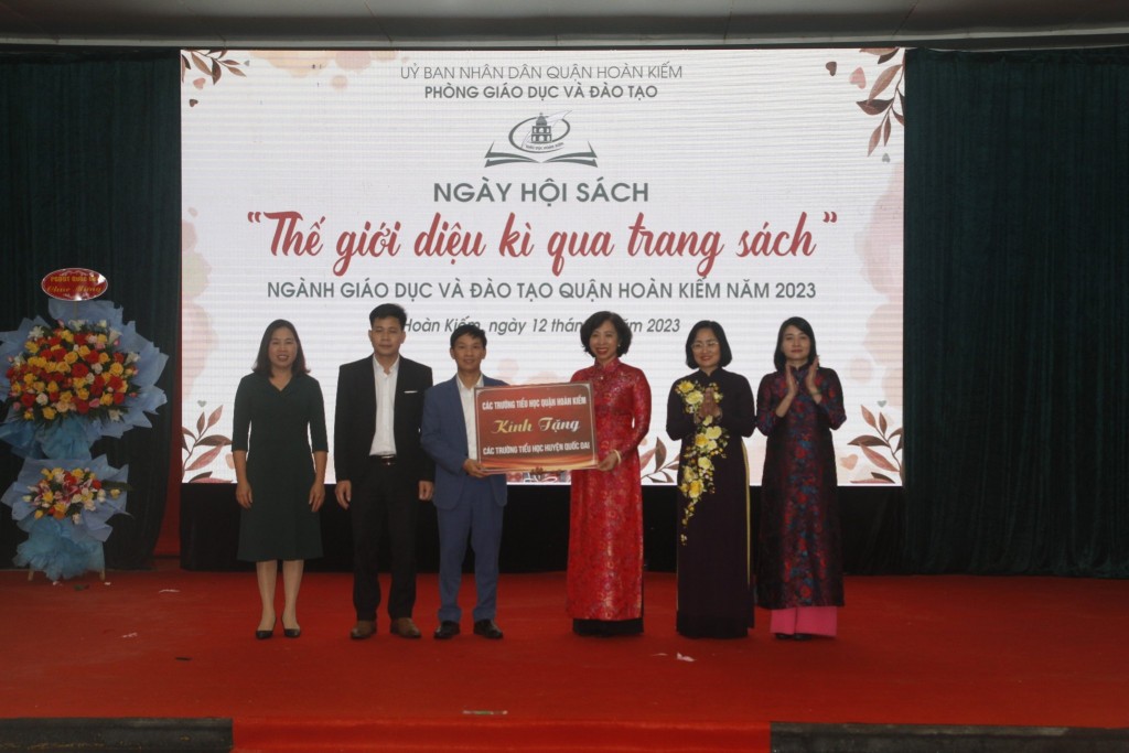 Trao tặng sách cho các nhà trường tham dự Ngày hội