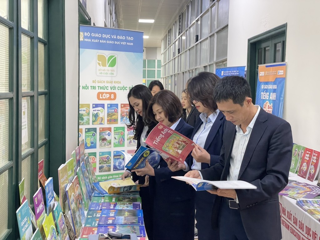 Cán bộ, giáo viên Hà Nội tìm hiểu sách giáo khoa lớp 11 chương trình GDPT 2018