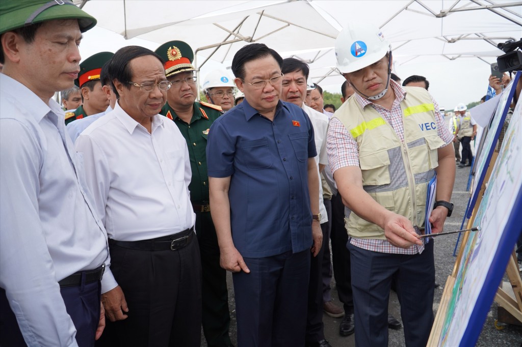 Chủ tịch Quốc hội Vương Đình Huệ cùng đoàn công tác Trung ương đã kiểm tra tiến độ dự án cao tốc Bến Lức - Long Thành, đoạn qua địa phận tỉnh Đồng Nai.