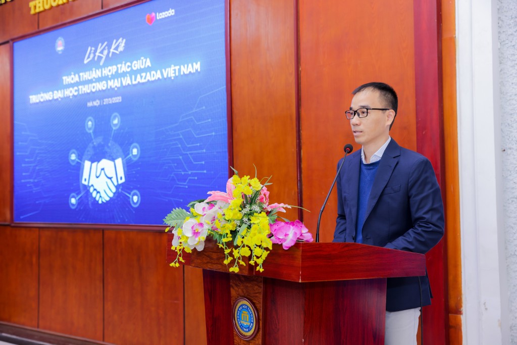 Ông Đặng Anh Dũng – Phó Tổng Giám đốc Lazada Việt Nam phát biểu tại lễ ký kết thỏa thuận hợp tác với trường Đại học Thương mại
