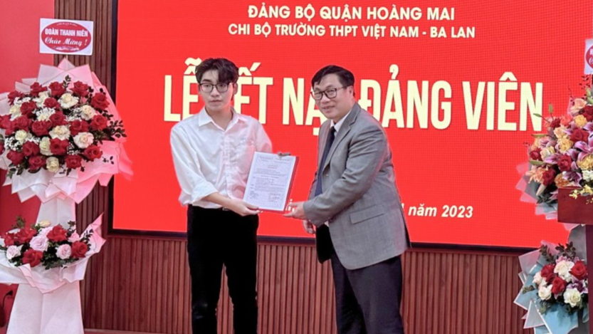 Bí thư Quận ủy Hoàng Mai Nguyễn Quang Hiếu trao Quyết định kết nạp đảng đến học sinh Nguyễn Minh Hiển 