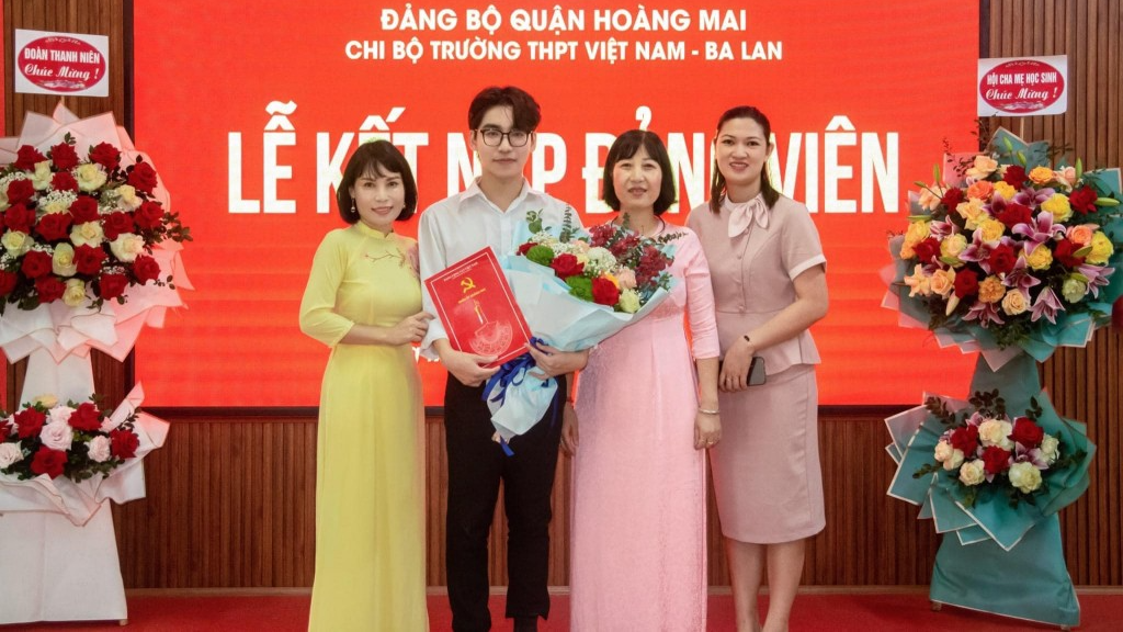 Hiệu trưởng trường THPT Việt Nam - Ba Lan Ngô Thị Mai Hương cùng thầy cô chức mừng em Nguyễn Minh Hiển 