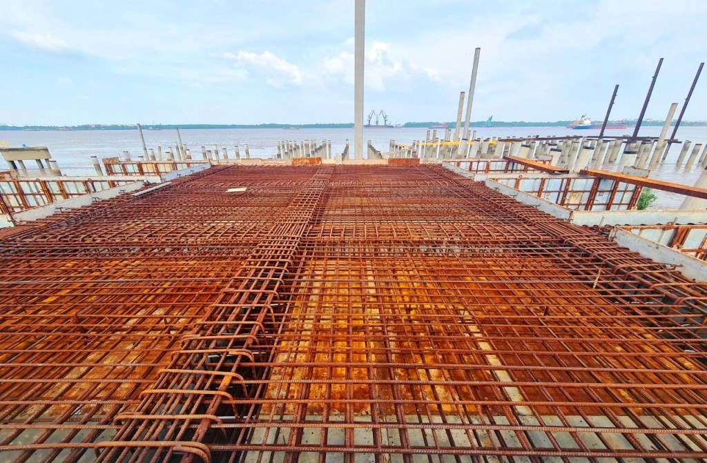 Tổng kho xăng dầu Phú Xuân - Nhà Bè (TP Hồ Chí Minh) bị bỏ hoang sau khi xây dựng được 70% cầu cảng, các vật tư, thiết bị chuẩn bị cho việc xây dựng và vận hành kho chứa 230.000m3 (đạt 80%) thì dự án phải dừng thi công vì ảnh hưởng dịch COVID-19 và thiếu hụt nguồn vốn