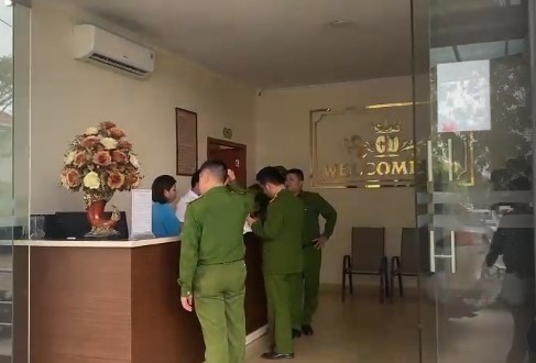 Lực lượng Công an kiểm tra cơ sở kinh doanh trên đang hoạt động ngành, nghề kinh doanh dịch vụ xoa bóp tại số 01 Chương Dương, phường Hạ Lý, quận Hồng Bàng, Hải Phòng